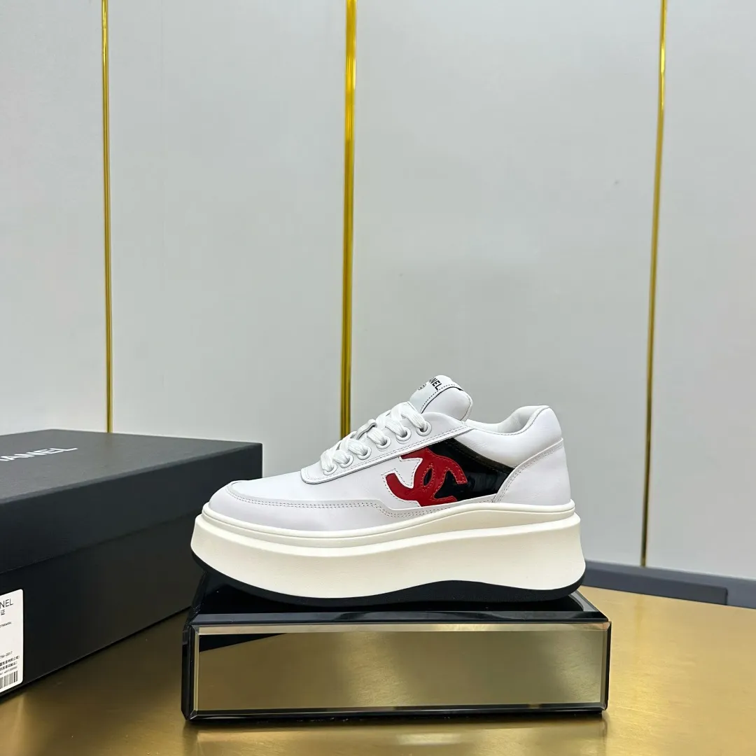 👟👟Ex-factory price 600👟👟 Upgraded version, upgraded version, upgraded version! No rebuttal accepted! ! ! ! Chanel Chanel panda shoes! 2025 counter's top casual sports shoes. This classic design; the upper is electro-embroidered with a variety of techniques; the outsole is fashionable and sporty; the unusual inclusion of a variety of color matching elements... The diversified mix and match is very good-looking and versatile, and can be used for leisure, fashion, sports, and outdoor... ꫛꫀꪝ Go➫ Materials: ❶Upper made of: original imported first-layer silk cowhide + original waterproof cloth + original first-layer cowhide ❷Inner lining: Original Yangli+Net ❸Outsole based on: Original TPU combination outsole Counter boutique packaging complete set for women 35–41 👉 👉